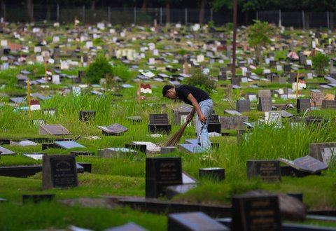 Petugas Suku Dinas Pertamanan dan Hutan Jakarta Selatan merawat makam di Tempat Pemakaman Umum (TPU) Tanah Kusir, Rabu (5/11/2025).
