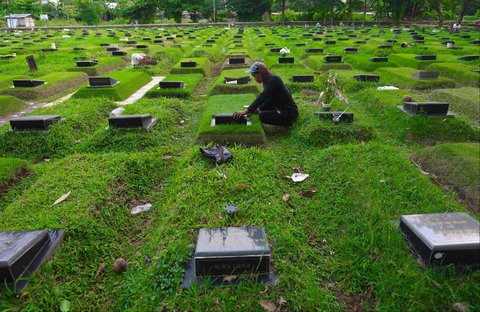 Petugas Suku Dinas Pertamanan dan Hutan Jakarta Selatan merawat makam di Tempat Pemakaman Umum (TPU) Tanah Kusir, Rabu (5/11/2025).
