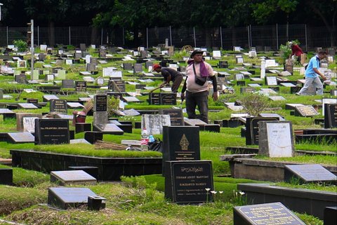 Petugas Suku Dinas Pertamanan dan Hutan Jakarta Selatan merawat makam di Tempat Pemakaman Umum (TPU) Tanah Kusir, Rabu (5/11/2025).