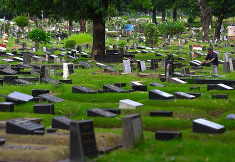 Petugas Suku Dinas Pertamanan dan Hutan Jakarta Selatan merawat makam di Tempat Pemakaman Umum (TPU) Tanah Kusir, Rabu (5/11/2025).