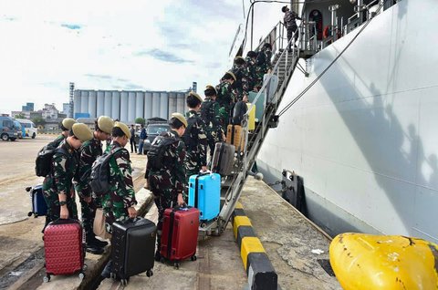 Peserta Sailing Camp 2025  naik ke kapal KRI Semarang-594 di Lanal Lampung, kamis (06/11/2025).