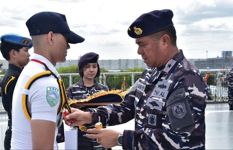 Danpusteral Laksma TNI Albertus Agung Priyo Suseno saat pembukaan Sailing Camp 2025 di atas Geladak KRI Semarang-594 di Lanal Lampung, kamis (06/11/2025).