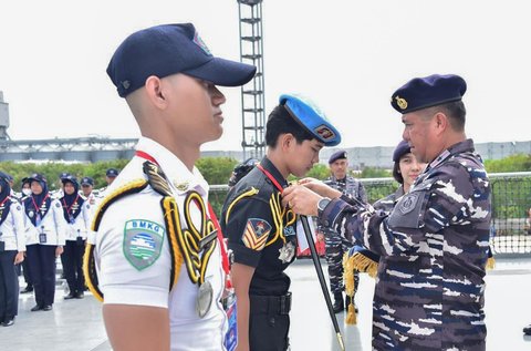 Danpusteral Laksma TNI Albertus Agung Priyo Suseno saat pembukaan Sailing Camp 2025 di atas Geladak KRI Semarang-594 di Lanal Lampung, kamis (06/11/2025).