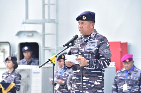 Danpusteral Laksma TNI Albertus Agung Priyo Suseno saat pembukaan Sailing Camp 2025 di atas Geladak KRI Semarang-594 di Lanal Lampung, kamis (06/11/2025).