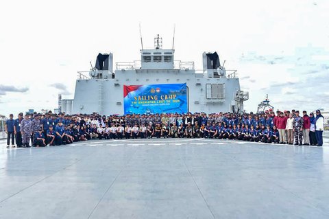Peserta Sailing Camp 2025  di atas Geladak KRI Semarang-594 di Lanal Lampung, kamis (06/11/2025).