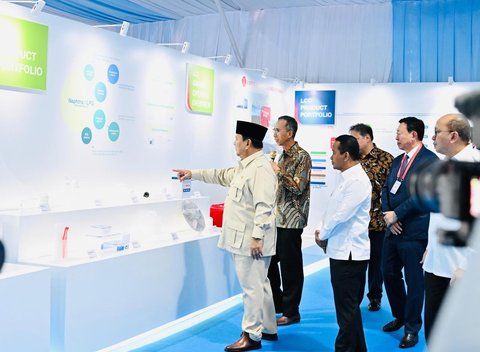 Menteri ESDM Bahlil Lahadalia saat mendampingi Presiden Prabowo Subianto meresmikan pabrik petrokimia Lotte Chemical Indonesia (LCI) di Cilegon