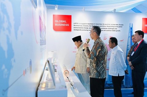 Menteri ESDM Bahlil Lahadalia saat mendampingi Presiden Prabowo Subianto meresmikan pabrik petrokimia Lotte Chemical Indonesia (LCI) di Cilegon