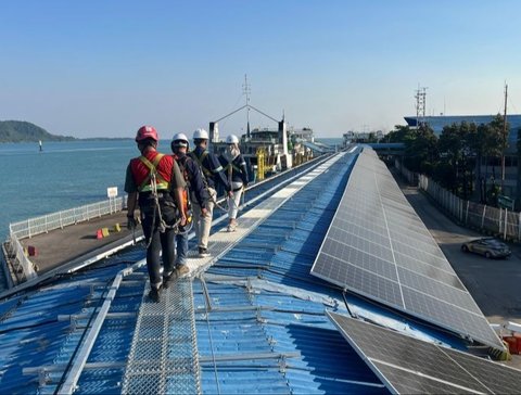 PT ASDP Indonesia Ferry (Persero) membangun Green Port ASDP di Merak dan Bakauheni dengan panel surya berkapasitas besar, berjanji hemat energi dan jaga ekosistem laut. Bagaimana dampaknya?