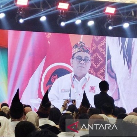 Ketua Umum Projo, Budi Arie Setiadi, membantah keras isu Projo putus hubungan dengan Presiden Jokowi, menegaskan organisasi ini lahir dari sosok Jokowi dan menjelaskan alasan di balik perubahan logo.