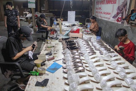 Pekerja menyelesaikan pembuatan sandal wanita di pabrik rumahan Pesan Sepatu Indonesia, Setu, Tangerang Selatan, Banten, Jumat (7/11/2025).