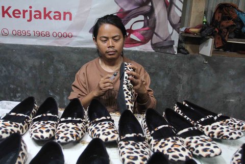 Pekerja menyelesaikan pembuatan sandal wanita di pabrik rumahan Pesan Sepatu Indonesia, Setu, Tangerang Selatan, Banten, Jumat (7/11/2025).
