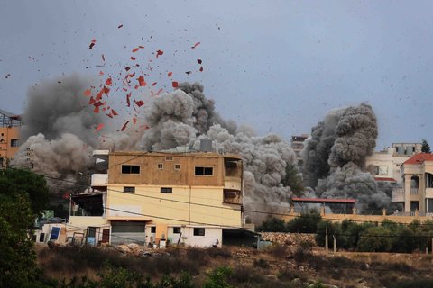 Asap mengepul menyusul serangan udara Israel di desa Teir Debba, Lebanon selatan, Kamis, (06/11/2025).