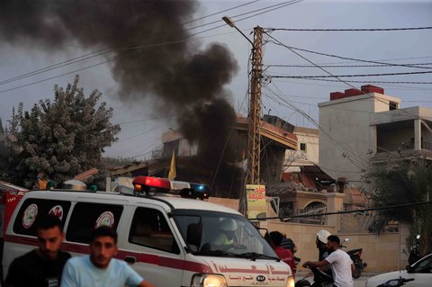 Asap mengepul menyusul serangan udara Israel di desa Teir Debba, Lebanon selatan, Kamis, (06/11/2025).