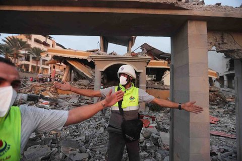 Anggota pertahanan sipil menutup area di sekitar bangunan yang hancur akibat serangan udara Israel di desa Teir Debba, Lebanon selatan, Kamis, (06/11/2025).