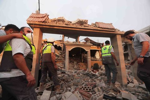 Anggota pertahanan sipil menyisir reruntuhan bangunan yang hancur akibat serangan udara Israel di desa Teir Debba, Lebanon selatan, Kamis, (06/11/2025).