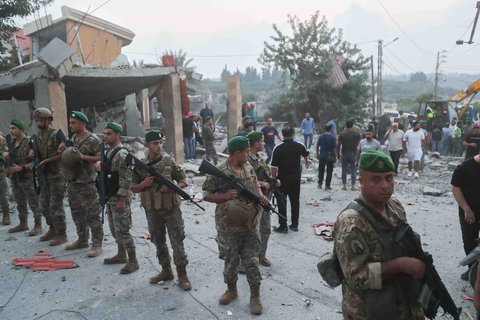 Tentara Lebanon mengamankan lokasi bangunan yang hancur akibat serangan udara Israel di desa Teir Debba, Lebanon selatan, Kamis, (06/11/2025).
