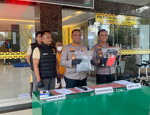 Pria berinisial FZ ditangkap polisi usai berperilaku cabul di bawah umur, Lampung, Jumat (7/11).