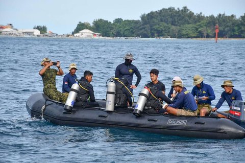 Anggota TNI AL dan Republic of Korea Navy saat kegiatan Field Training Exercise (FTX) Salvage Drill di perairan Pulau Pramuka, Kepulauan Seribu, Kamis (6/11/2025).