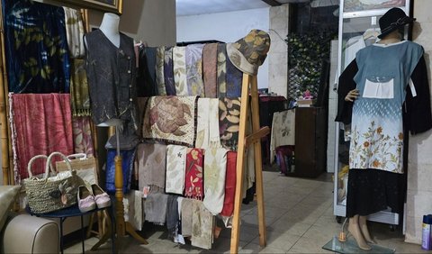 Qaniacraft Ecoprint, usaha milik Aminah Tri Astuti  yang mengusung konsep sustainable fashion semakin sukses berkat binaan BRI