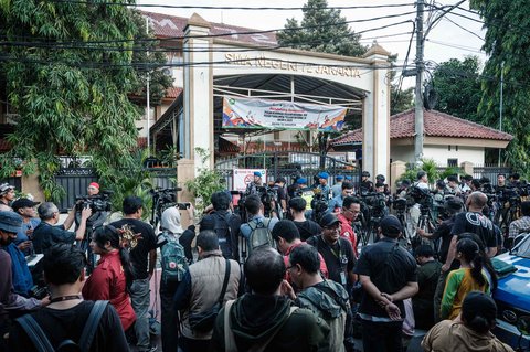 Para jurnalis berkumpul di pintu masuk SMAN 72 Jakarta, Jumat (07/11/2025).