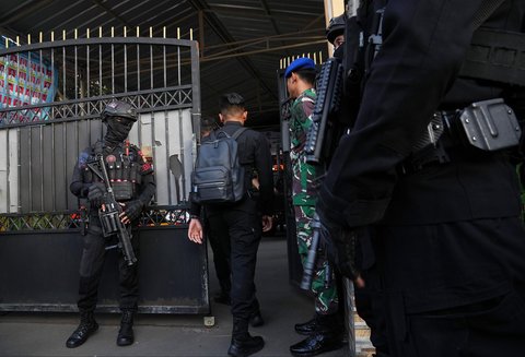 Anggota Brimob berjaga di pintu masuk pintu masuk SMAN 72 Jakarta, Jumat (07/11/2025).