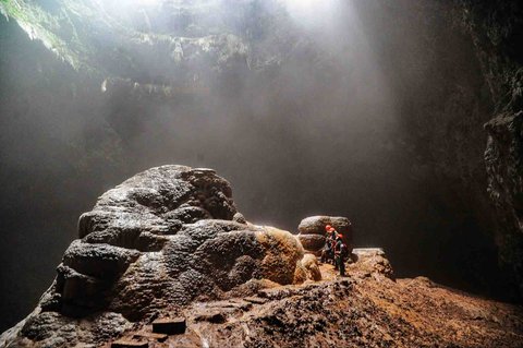 Pengunjung  di dalam Goa Jpmblang  di Gunung Kidul, Yogyakarta.