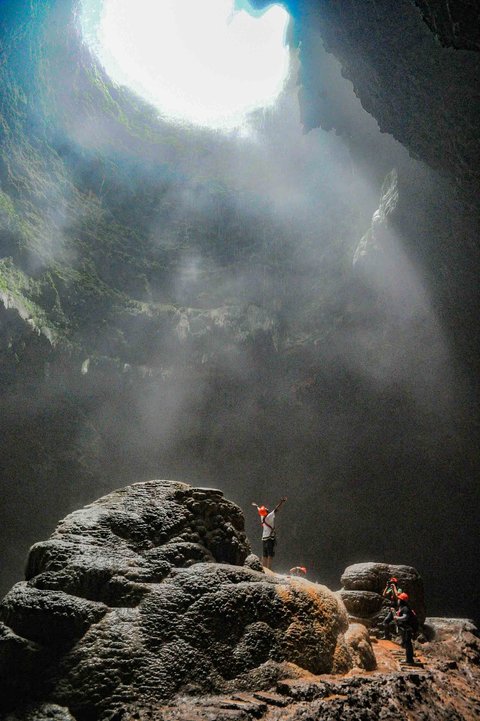 Aktivitas pengunjung di dalam Goa Jpmblang  di Gunung Kidul, Yogyakarta.