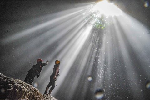 Pengunjung menikmati "cahaya surga" di dalam Goa Jpmblang  di Gunung Kidul, Yogyakarta.