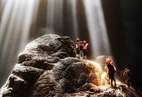 Pengunjung menikmati "cahaya surga" di dalam Goa Jpmblang  di Gunung Kidul, Yogyakarta.