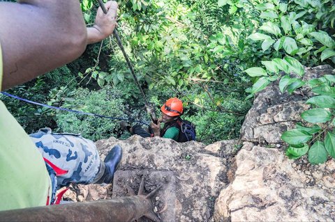 Pengunjung ditarik naik usai penelusuran Goa Jpmblang  di Gunung Kidul, Yogyakarta.