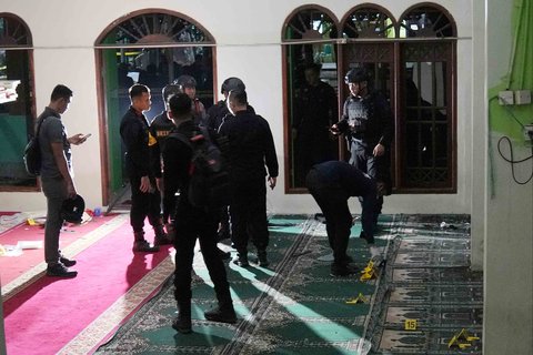 Personel Gegana Brimob Polda Metro Jaya melakukan olah Tempat Kejadian Perkara (TKP) di dalam Masjid SMAN 72 Jakarta, Jumat (7/11/2025) malam.