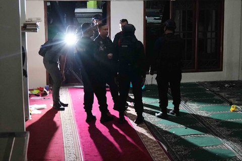 Personel Gegana Brimob Polda Metro Jaya melakukan olah Tempat Kejadian Perkara (TKP) di dalam Masjid SMAN 72 Jakarta, Jumat (7/11/2025) malam.