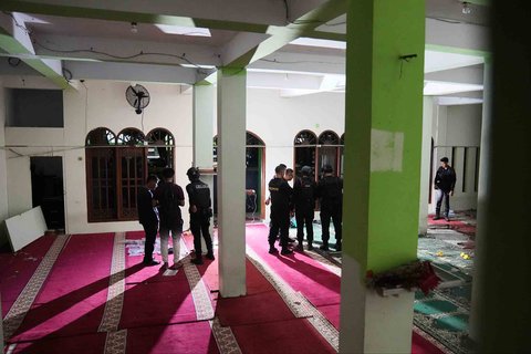 Personel Gegana Brimob Polda Metro Jaya melakukan olah Tempat Kejadian Perkara (TKP) di dalam Masjid SMAN 72 Jakarta, Jumat (7/11/2025) malam