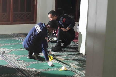 Personel Labfor Mabes Polri  melakukan olah Tempat Kejadian Perkara (TKP) di dalam Masjid SMAN 72 Jakarta, Jumat (7/11/2025) malam.