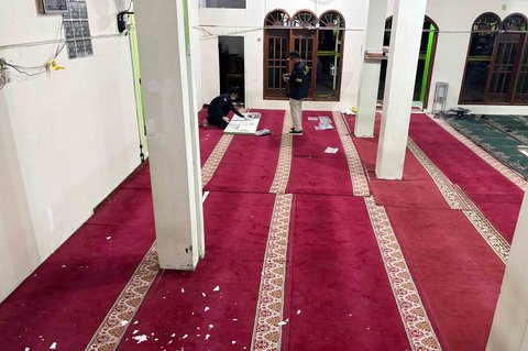 Personel Labfor Mabes Polri  melakukan olah Tempat Kejadian Perkara (TKP) di dalam Masjid SMAN 72 Jakarta, Jumat (7/11/2025) malam.