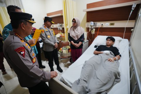 Kapolri Listyo Sigit Kunjungi Korban Ledakan SMAN 72 di RSI Cempaka Putih