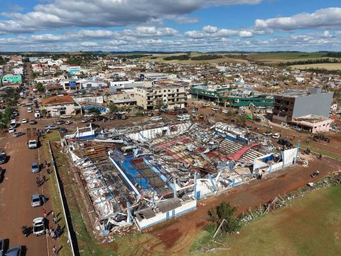 Pemandangan udara menunjukkan kerusakan setelah tornado menghantam kota Rio Bonito do Iguacu, di Negara Bagian Parana, Brasil, Sabtu (08/11/2025) waktu setempat.