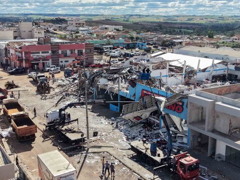 Pemandangan udara menunjukkan kerusakan setelah tornado menghantam kota Rio Bonito do Iguacu, di Negara Bagian Parana, Brasil, Sabtu (08/11/2025) waktu setempat.