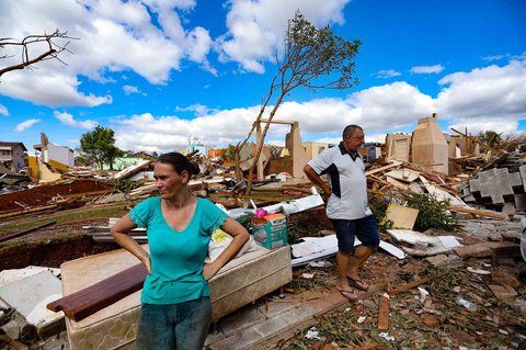 Pemandangan udara menunjukkan kerusakan setelah tornado menghantam kota Rio Bonito do Iguacu, di Negara Bagian Parana, Brasil, Sabtu (08/11/2025) waktu setempat.