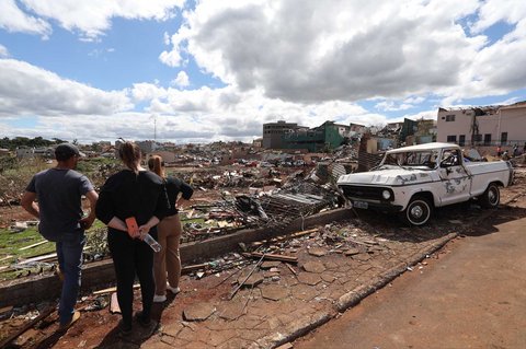 Bangunan yang rata dengan tanah setelah tornado menghantam kota Rio Bonito do Iguacu, di Negara Bagian Parana, Brasil, Sabtu (08/11/2025) waktu setempat.