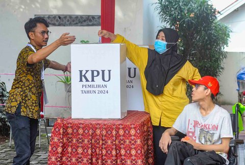 Penyandang difabel saat menggunakan hak pilihnya pada Pilkada Serentak 2024 di TPS 31 Lebak Bulus, Jakarta Selatan, Rabu (27/11/2024).