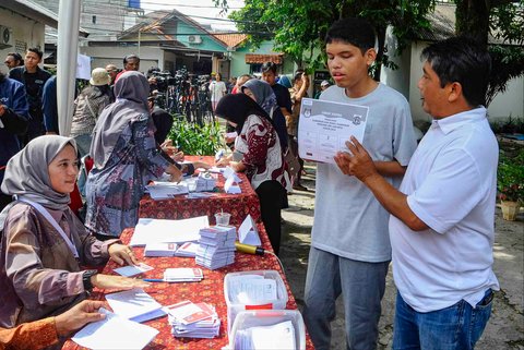 Penyandang tunanetra saat menggunakan hak pilihnya pada Pilkada Serentak 2024 di TPS 31 Lebak Bulus, Jakarta Selatan, Rabu (27/11/2024). Untuk pertama kalinya, pemilihan kepala daerah (Pilkada) dilaksanakan secara serentak di seluruh wilayah Indonesia. Pilkada Serentak 2024 berlangsung di 545 daerah, dengan rincian 37 provinsi, 415 kabupaten, dan 93 kota.