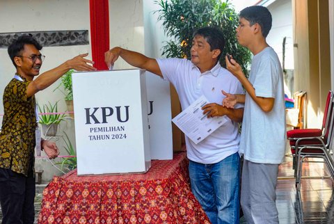 Penyandang tunanetra saat menggunakan hak pilihnya pada Pilkada Serentak 2024 di TPS 31 Lebak Bulus, Jakarta Selatan, Rabu (27/11/2024). Untuk pertama kalinya, pemilihan kepala daerah (Pilkada) dilaksanakan secara serentak di seluruh wilayah Indonesia. Pilkada Serentak 2024 berlangsung di 545 daerah, dengan rincian 37 provinsi, 415 kabupaten, dan 93 kota.