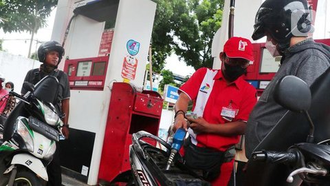 Pertamax Green 95 sudah terpampang di SPBU Pertamina Jalan MT Haryono, Jakarta. Ini merupakan produk BBM campur bioetanol dengan tingkat RON 95. Foto: Liputan6.com/ Arief R