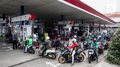 Petugas mengisi BBM ke kendaraan konsumen di SPBU Abdul Muis, Jakarta, Senin (2/7). PT Pertamina (Persero) menaikkan harga Pertamax, Pertamax Turbo dan Pertamina Dex mulai dari Rp500 hingga R