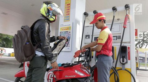 Petugas mengisi BBM ke kendaraan konsumen di SPBU Abdul Muis, Jakarta, Senin (2/7). PT Pertamina (Persero) menaikkan harga Pertamax, Pertamax Turbo dan Pertamina Dex mulai dari Rp500 hingga R