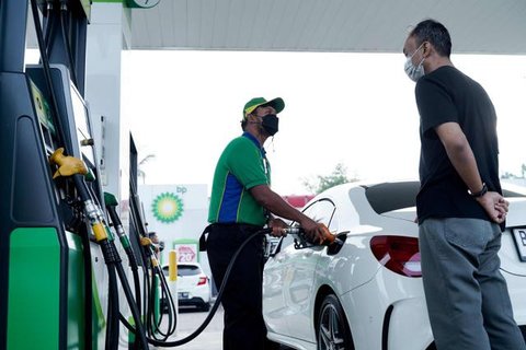 Petugas mengisi BBM ke kendaraan konsumen di SPBU Abdul Muis, Jakarta, Senin (2/7). PT Pertamina (Persero) menaikkan harga Pertamax, Pertamax Turbo dan Pertamina Dex mulai dari Rp500 hingga R