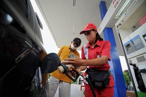 Petugas mengisi BBM ke kendaraan konsumen di SPBU Abdul Muis, Jakarta, Senin (2/7). PT Pertamina (Persero) menaikkan harga Pertamax, Pertamax Turbo dan Pertamina Dex mulai dari Rp500 hingga R