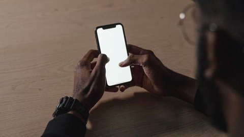 Petugas mengisi BBM ke kendaraan konsumen di SPBU Abdul Muis, Jakarta, Senin (2/7). PT Pertamina (Persero) menaikkan harga Pertamax, Pertamax Turbo dan Pertamina Dex mulai dari Rp500 hingga R