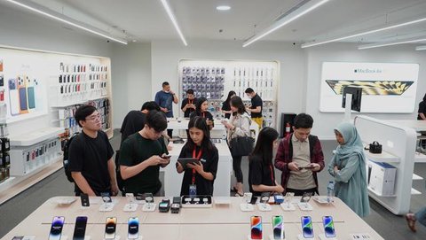 Unboxing iPhone 17 Pro Max Sebelum Rilis di Indonesia, Begini Isi Kotaknya. (Liputan6.com/ Yuslianson)